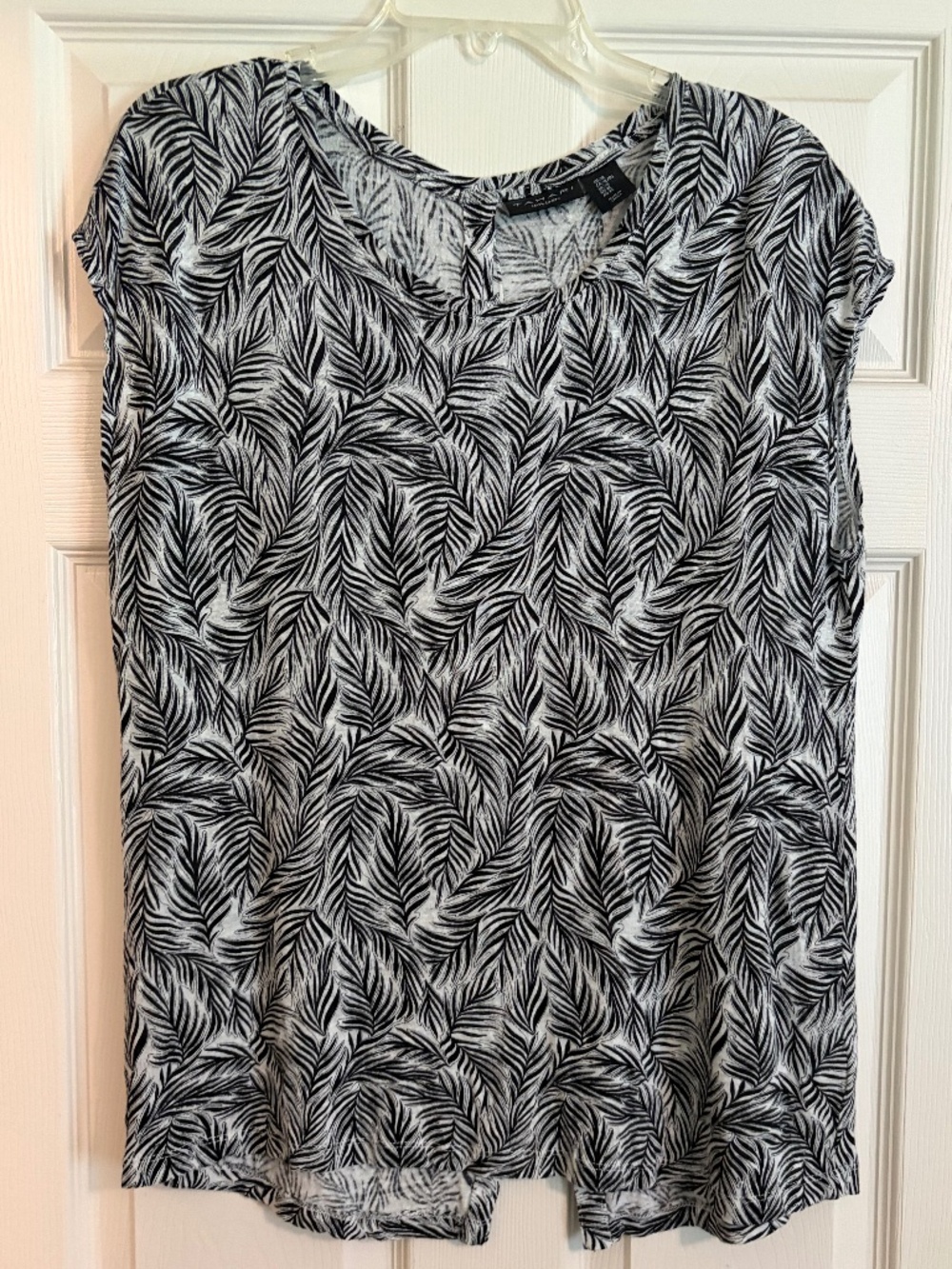 Print Tahari knit shirt